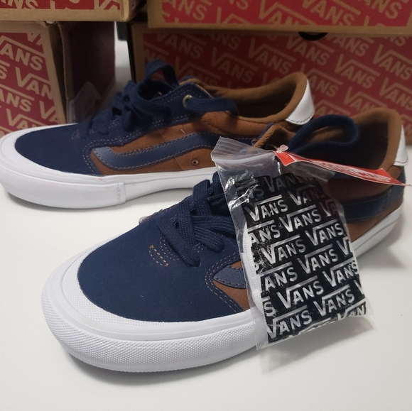 Vans - Picture 2 of 4